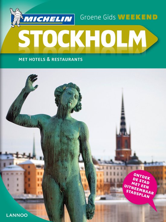 Michelin Groene Gids Weekend Stockholm met hotels & restaurants. Bronzen beeld met kerktoren op achtergrond.