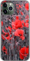 Geschikt voor iPhone 11 Pro hoesje - Rode Klaprozen in een zwart wit afbeelding - Siliconen Telefoonhoesje