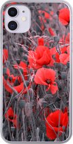 Geschikt voor iPhone 11 hoesje - Rode Klaprozen in een zwart wit afbeelding - Siliconen Telefoonhoesje