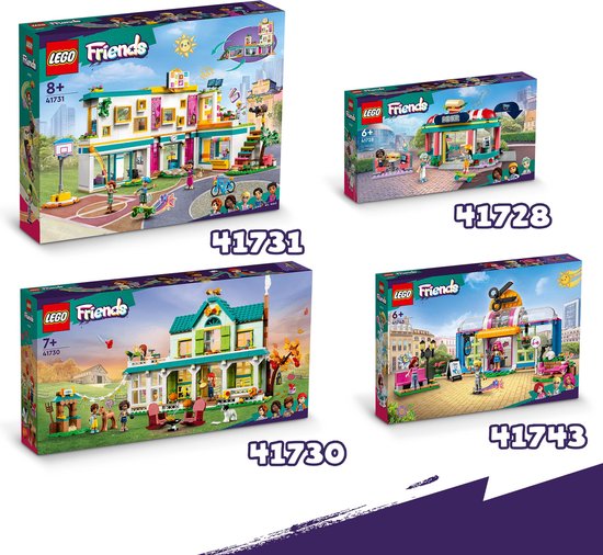 Verpakkingen van Lego Friends speelsets: een groot huis, een fastfoodrestaurant, een groen huis en een kapsalon.