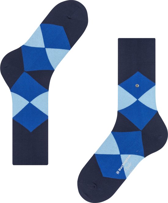 Donkerblauwe sokken met ruitpatroon in lichtblauw en marineblauw.