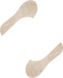 Deux socquettes beiges en angle, avec texture légère et nom de marque.