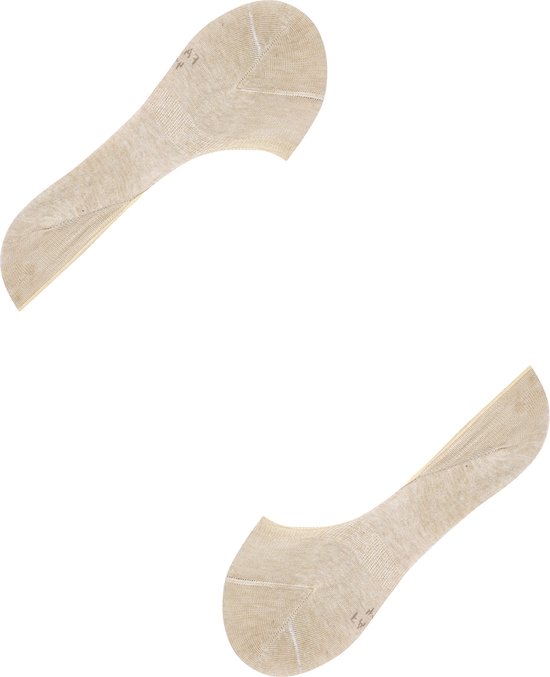 Deux socquettes beiges en angle, avec texture légère et nom de marque.