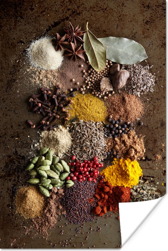Une sélection de diverses épices, telles que la cannelle, l'anis étoilé, la cardamome, le curcuma et des grains de poivre rouge, disposées sur un fond sombre.