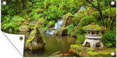 Tuinposter Waterval - Koi - Japanse lantaarn - Mos - Water - 80x40 cm - Wanddecoratie Buiten - Tuinposter - Tuindoek - Schuttingposter - Tuinschilderij