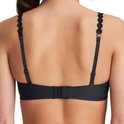 Achterkant van een zwarte strapless bh met decoratieve bandjes en sluiting.