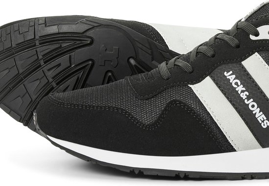Zwarte Jack & Jones sneakers met witte strepen, logo "Jack & Jones" en witte zool.