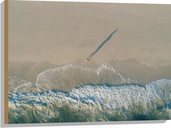 Hout - Bovenaanzicht van Persoon op Verlaten Strand bij Oceaan - 80x60 cm - 9 mm dik - Foto op Hout (Met Ophangsysteem)
