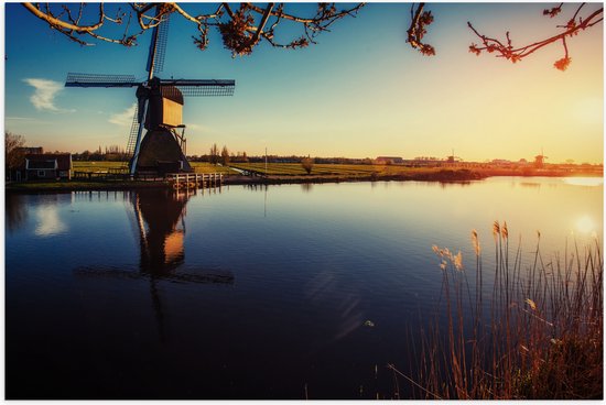 Poster Glanzend – Klassiek Bruine Molen aan het Water in Weiland in Nederland - 90x60 cm Foto op Posterpapier met Glanzende Afwerking