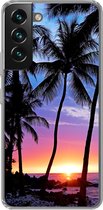 Geschikt voor Samsung Galaxy S22 hoesje - Een silhouet van palmbomen tijdens een zonsondergang op Hawaii - Siliconen Telefoonhoesje