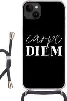 Geschikt voorApple Iphone 14 Plus - Crossbody Case - Spreuken - Carpe diem - Quotes - Pluk de dag - Siliconen - Crossbody - Backcover met Koord - Telefoonhoesje met koord - Hoesje met touw