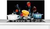 Spatscherm keuken 100x50 cm - Kookplaat achterwand Water - Fruit - Sinaasappel - Aardbei - Kers - Zwart - Muurbeschermer - Spatwand fornuis - Hoogwaardig aluminium