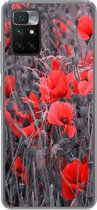Geschikt voor Xiaomi Redmi 10 hoesje - Rode Klaprozen in een zwart wit afbeelding - Siliconen Telefoonhoesje
