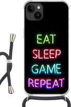 Geschikt voorApple Iphone 14 Plus - Crossbody Case - Gaming - Led - Quote - Eat sleep game repeat - Gamen - Siliconen - Crossbody - Backcover met Koord - Telefoonhoesje met koord - Hoesje met touw