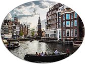 WallClassics - Dibond Ovaal - Bootjes door de Grachten van Amsterdam - 96x72 cm Foto op Ovaal (Met Ophangsysteem)