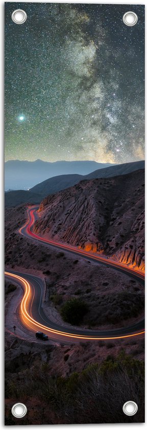 WallClassics - Tuinposter – Verlichte Kronkelweg over Berg - 20x60 cm Foto op Tuinposter  (wanddecoratie voor buiten en binnen)