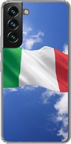 Geschikt voor Samsung Galaxy S22 hoesje - De vlag van Italië wappert in de lucht - Siliconen Telefoonhoesje