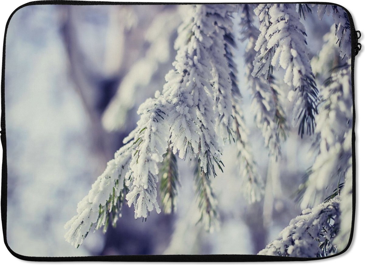 Laptophoes 14 inch - Winter - Dennenboom - Sneeuw - Landelijk - Laptop sleeve - Binnenmaat 33x23 cm - Zwarte achterkant