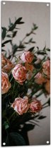 WallClassics - Tuinposter – Boeket van Lichtroze Rozen - 40x120 cm Foto op Tuinposter  (wanddecoratie voor buiten en binnen)