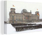 Canvas Schilderij Het besneeuwde Duitse parlementsgebouw in Berlijn - 60x40 cm - Wanddecoratie