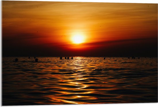 WallClassics - Verre Acrylique - Personnes Nagant dans la Mer au Soleil Couchant - Photo 90x60 cm sur Verre Acrylique (Avec Système d'accrochage)