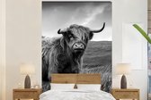 Behang - Fotobehang Schotse Hooglander - Berg - Water - Natuur - Koe - Breedte 145 cm x hoogte 220 cm