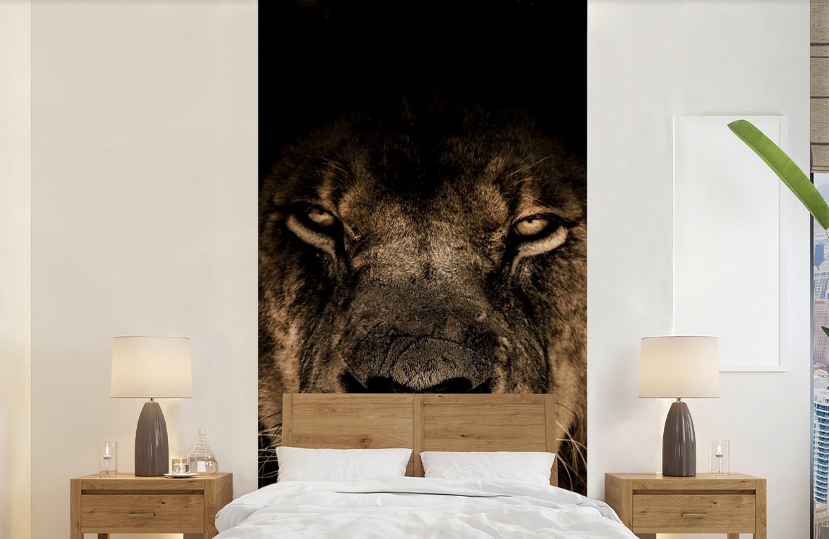 Behang - Fotobehang Leeuw - Dieren - Zwart - Portret - Breedte 120 cm x hoogte 240 cm