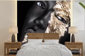 Behang - Fotobehang Vrouw - Goud - Zwart - Verf - Luxe - Breedte 350 cm x hoogte 350 cm