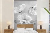 Behang - Fotobehang Stilleven - Bloemen - Zwart wit - Klaproos - Botanisch - Breedte 155 cm x hoogte 240 cm