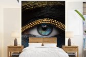 Behang - Fotobehang Vrouw - Ogen - Make up - Luxe - Goud - Breedte 195 cm x hoogte 260 cm