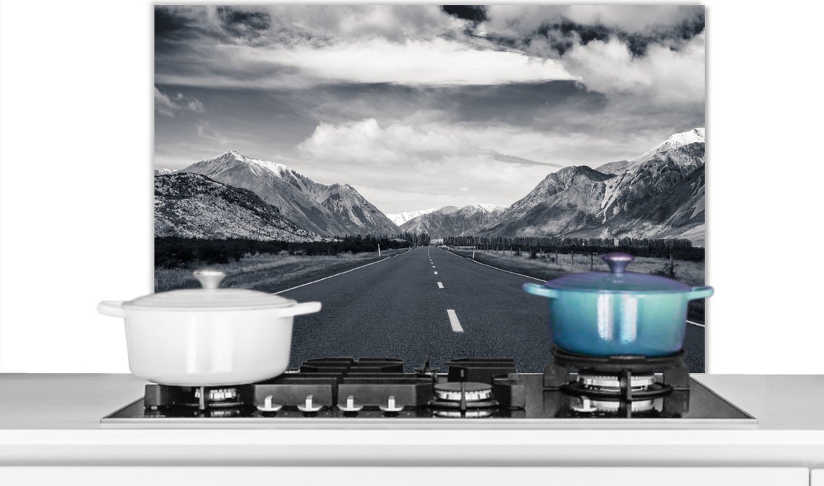 KitchenYeah - Spatscherm - Natuur - Bergen - Weg - Lucht - Zwart wit - 90x60 cm - Muurbeschermer