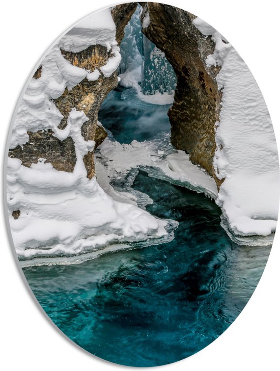 WallClassics - PVC Schuimplaat Ovaal - Grot op Oceaan met Sneeuw - 30x40 cm Foto op Ovaal  (Met Ophangsysteem)