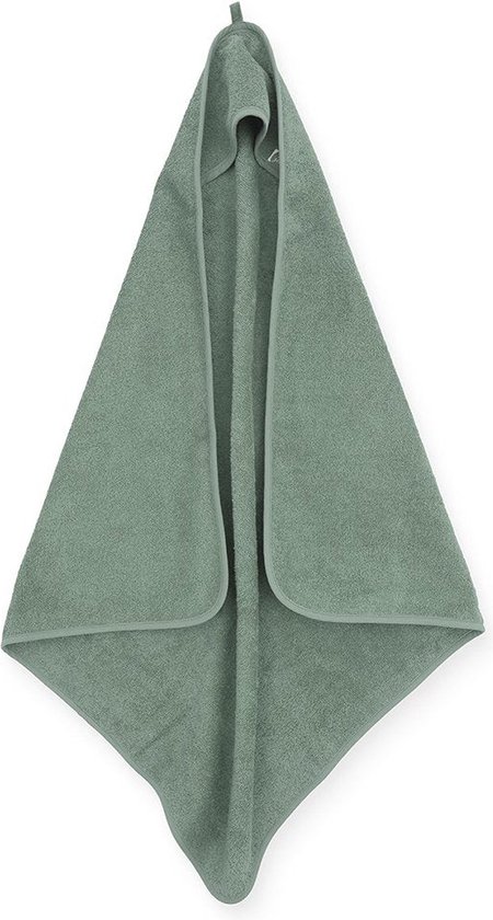 Een saliegroene badcape met capuchon, hangend.