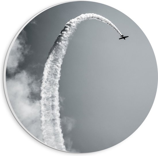 WallClassics - PVC Schuimplaat Muurcirkel - Stuntvliegtuig met Rook (zwart/wit) - 20x20 cm Foto op Muurcirkel (met ophangsysteem)
