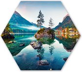 Hexagon wanddecoratie - Kunststof Wanddecoratie - Hexagon Schilderij - Bergen - Meer - Bomen - Natuur - 120x103 cm