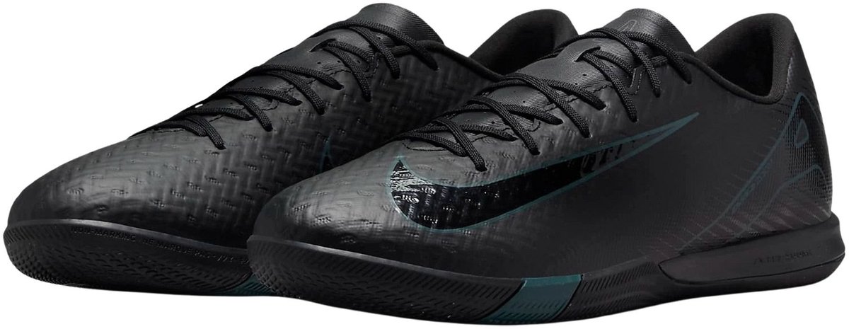 Zwarte Nike Mercurial Vapor 16 Academy IC voetbalschoenen met synthetisch bovenwerk en vetersluiting.