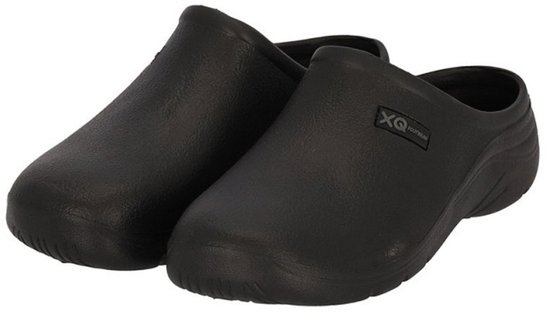 Zwarte XQ Footwear klompen, de ene naast de andere, met ronde neus en licht verhoogde hak.