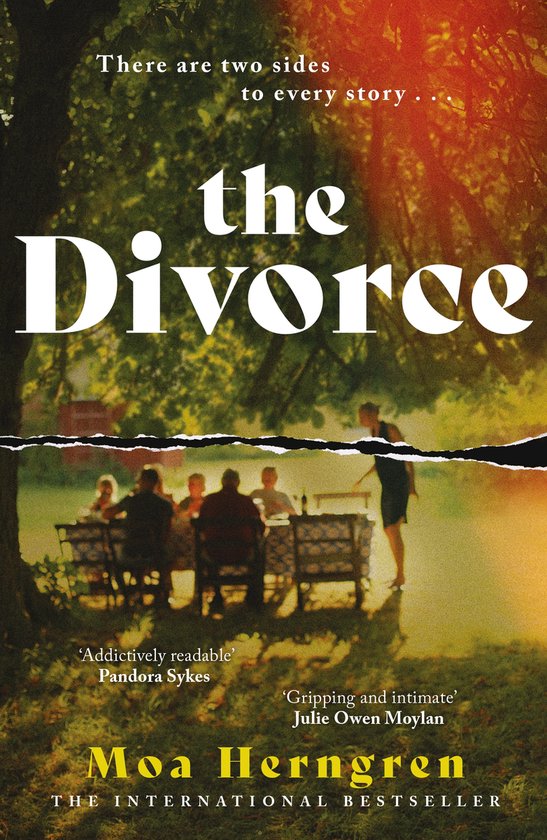 Boekcover 'The Divorce' met een groep mensen aan een tafel in de buitenlucht, getiteld 'Er zijn twee kanten aan elk verhaal'.