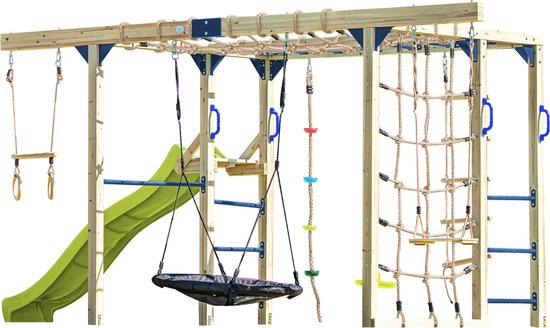 Houten klimtoestel met limoengroene glijbaan, schommels, klimnet, ringen en touwladder.