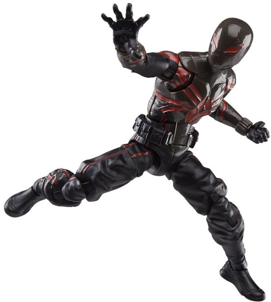 Actiefiguur in zwart Spider-Man kostuum in een dynamische pose, met rode spinnenwebdetails.