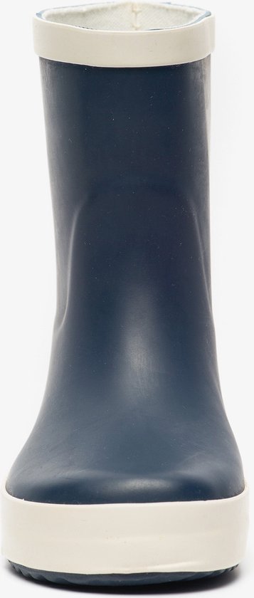 Vue de face d'une botte de pluie bleu foncé avec bordure beige.