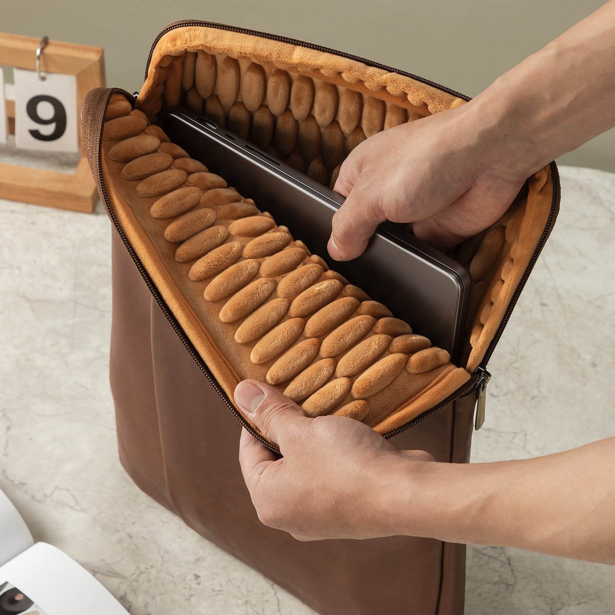 Leren laptopsleeve 14 inch bruin spatwaterdicht met schuim bescherming en extra vak voor MacBook Pro Air - Afbeelding 3