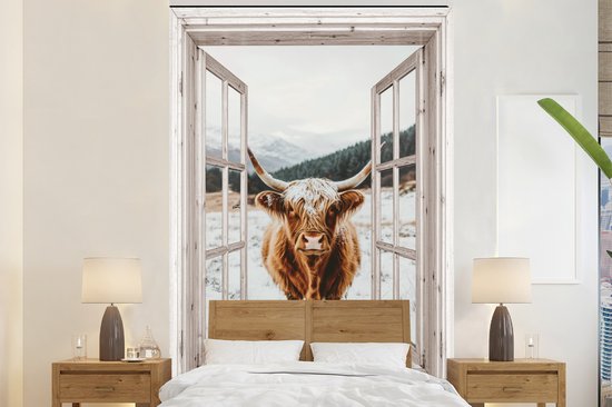 Behang - Fotobehang Schotse Hooglander - Winterlandschap - Landelijk - Bergen - Doorkijk - Breedte 160 cm x hoogte 240 cm