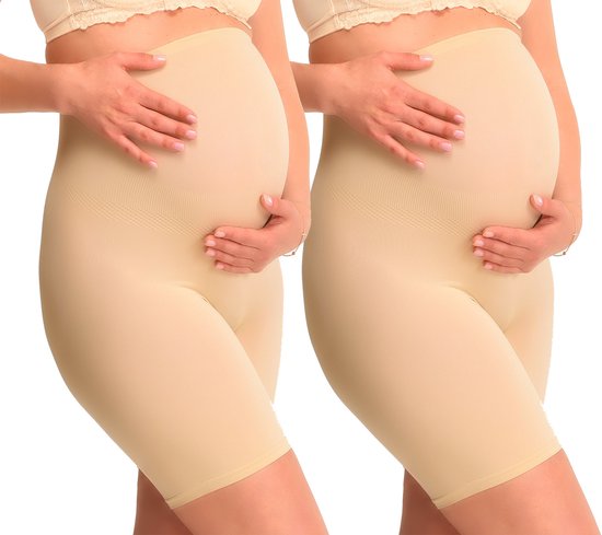 Twee zwangere vrouwen op een witte achtergrond, die beiden beige naadloze zwangerschapsshorts met shapewear effect dragen.