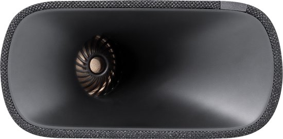 Zijaanzicht van de zwarte Harman Kardon Enchant 900 soundbar, kijkend in de speakerhoorn.