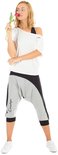 Model met roosje in witte off-shoulder top en grijze/zwarte capri broek met 'Winshape' logo.