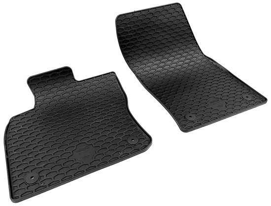 Deux tapis de voiture Walser noirs à motif nid d'abeille sur fond blanc.