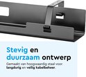 Close-up van een zwarte metalen kabelgoot met stevige constructie en openingen.