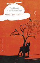 Boek kaft: The Hound of the Baskervilles van Arthur Conan Doyle. Een zwarte hond met gloeiende ogen, een silhouet van een boom met twee kraaien en een halve maan op een oranje achtergrond.