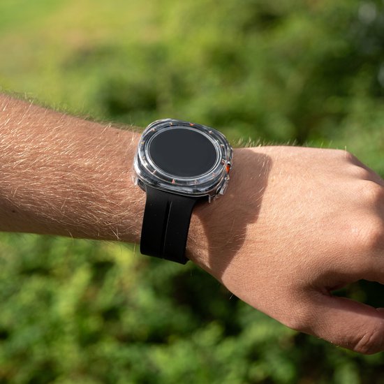 Transparante smartwatch hoes met zwarte band, gedragen om een pols.